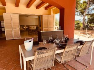 a dining room with a table and chairs at Villa mit großem Garten und Aufstellpool, 800m zum Meer, Lido Marini in Lido Marini