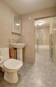 a bathroom with a toilet and a sink and a shower at 2 Bed in Woolacombe oc-narr9 in Woolacombe +9 photos