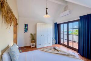a bedroom with a bed and a large window at Villa Landhuis 6 - Coral Estate in Willibrordus