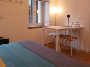 a room with a table and chairs and a bed at Il monolocale in Bosisio Parini