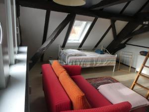 ein Dachzimmer mit Sofa und Bett in der Unterkunft Am Backhaus in Gleiberg