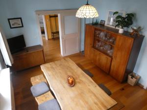 ein Wohnzimmer mit einem Holztisch und Stühlen in der Unterkunft Am Backhaus in Gleiberg