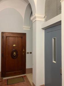 a wooden door in a room with a wall at la Ciccinina in Sarteano