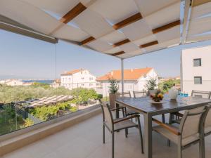 a dining room with a table and chairs on a balcony at Holiday Home A'more Preko Ferienhaus in Preko Insel Ugljan by Interhome in Preko