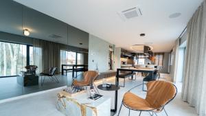 a kitchen and living room with a table and chairs at Loft La Suite et sa Suite in Thimister