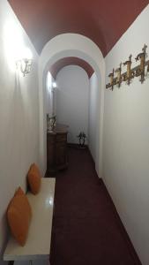 a hallway with a table and a bench in a room at la Ciccinina in Sarteano