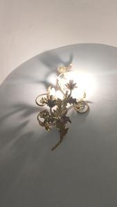 a candle holder with flowers on top of a bed at la Ciccinina in Sarteano