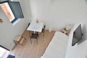 an overhead view of a room with a table and chairs at Casinha in Sintra