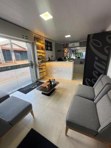 ein Wohnzimmer mit Sofa und Tisch in der Unterkunft Alfa Hotel in Nerópolis