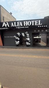 AAA-Alfa-Hotelschild an der Seite eines Gebäudes in der Unterkunft Alfa Hotel in Nerópolis