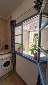 a laundry room with a window and a washing machine at Dpto 6 in La Cieneguita