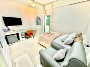 a living room with a couch and a tv at อมรรัตน์Room in Pathum Thani +17 photos