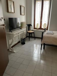 a living room with a flat screen tv on a dresser at Casa Aurora in Borgoforte