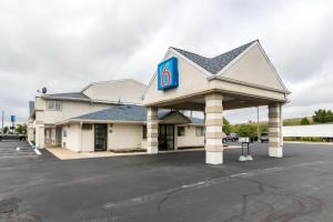 クローフォーズビルにあるMotel 6-Crawfordsville, INの看板付きガソリンスタンド