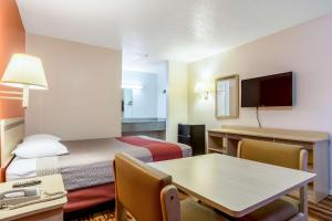 a hotel room with two beds and a table at Motel 6-East Ridge, TN in Chattanooga
