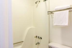 Ένα μπάνιο στο Motel 6-East Ridge, TN +18 φωτογραφίες