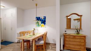 a dining room with a table and a mirror at strandnahe FeWo mit Schwimmbad im Haus, a cappella 07, Binz in Binz
