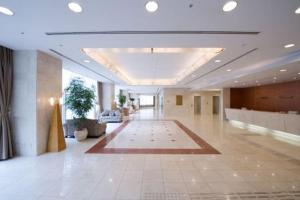 a large lobby with a large room with a large floor at Hotel Plaza Kachigawa in Kasugai