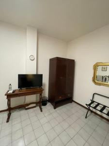 a living room with a desk and a cabinet at Casa Aurora in Borgoforte +11 photos