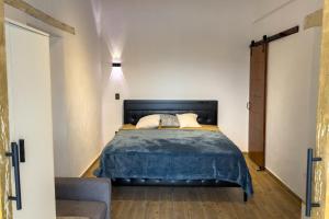 a bedroom with a bed and a couch at Casa Bravo in Toluca