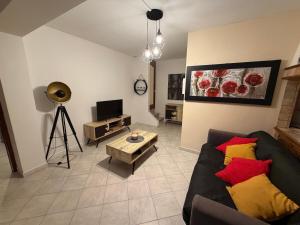 a living room with a couch and a television at Nid Garona in Carbonne