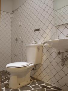 Ένα μπάνιο στο Jeng Tini Guest House