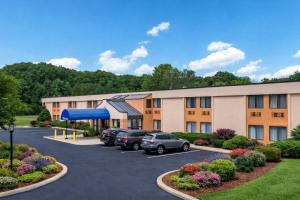 a hotel with cars parked in a parking lot at All Seasons Inn & Suites Smithfield Providence in Smithfield