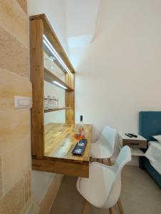 ein kleines Zimmer mit einem Tisch und einem weißen Stuhl in der Unterkunft Casa Lorch in Oria