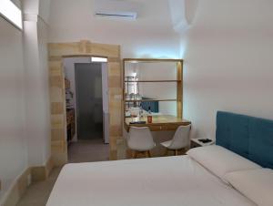 ein Schlafzimmer mit einem Bett, einem Schreibtisch und einem Spiegel in der Unterkunft Casa Lorch in Oria