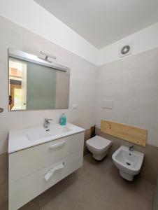 ein weißes Badezimmer mit Waschbecken und Toilette in der Unterkunft Casa Lorch in Oria