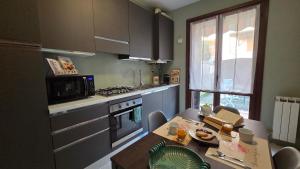 a small kitchen with a table and a microwave at Al Melograno - Villetta - Gussago - Franciacorta in Gussago