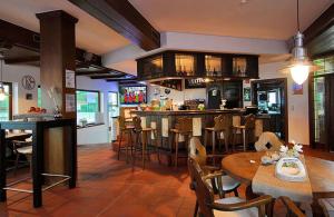 a kitchen and dining room with tables and chairs at Rooms by Ruhrpadel in Gladbeck