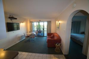 ein Wohnzimmer mit einem Sofa und einem Tisch in der Unterkunft Shearwater Resort in Port Sorell