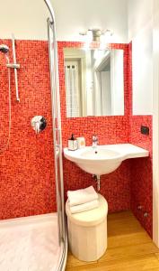 ein Badezimmer mit Waschbecken, Toilette und Dusche in der Unterkunft Boutique Arena Loft in Verona