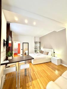 ein Wohnzimmer mit einem Bett, einem Tisch und Stühlen in der Unterkunft Boutique Arena Loft in Verona