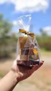 a hand holding a bag of food with a bow at HOTEL FAZENDA Engenho Velho in Ubajara