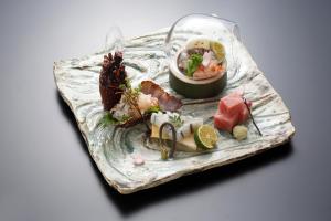 Akazawa Geihinkan في إيتو: طبق من الطعام على صحن زجاجي