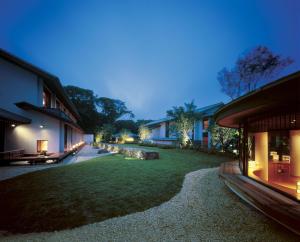 a courtyard of a building with a grass yard at Akazawa Geihinkan in Ito