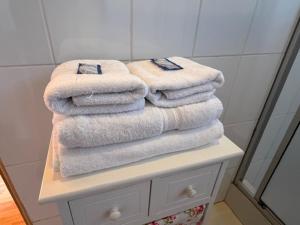 a pile of towels sitting on a shelf in a bathroom at Hotel Cabañas Caribe in Los Vilos
