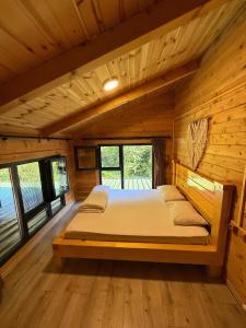 a bedroom with a bed in a log cabin at Ayder Gencal Villa in Ayder Yaylasi