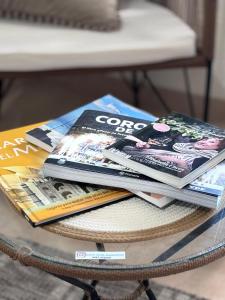a pile of magazines sitting on top of a table at Entre Verde in Concepción del Uruguay