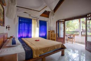 Una cama o camas en una habitación de Matahari Tulamben Resort, Dive & SPA