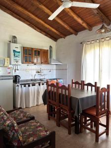 a kitchen and dining room with a table and chairs at Complejo Alto Paraiso in Villa Cura Brochero