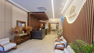 eine Lobby mit Sofas und Stühlen in einem Gebäude in der Unterkunft Hotel Ouro Mel in Santa Bárbara + 49 Fotos