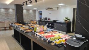 ein Buffet mit vielen verschiedenen Speisen in der Unterkunft Hotel Ouro Mel in Santa Bárbara