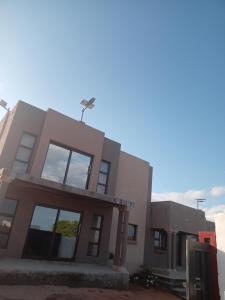 a large house with windows on the side of it at Zindi Zindiza Lodge in Sandrivier