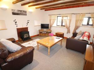 ein Wohnzimmer mit Sofa und Couchtisch in der Unterkunft Riber View Barn in Chesterfield