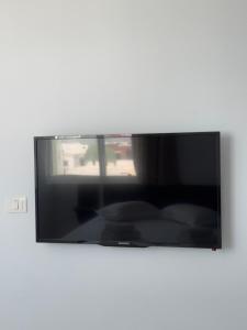 a flat screen tv sitting on a wall at Le charbon élégant in Bin Rhilouf