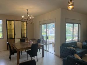 a living room with a table and a couch at Cozy appartment in hrajel in Dir‘alī