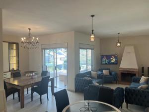 a living room with a table and a dining room at Cozy appartment in hrajel in Dir‘alī